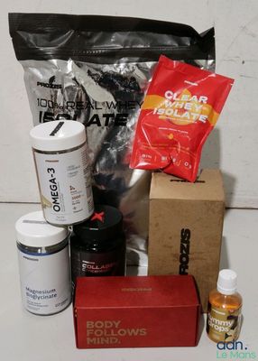 le contenu d'un kit de musculation est disposé sur la table