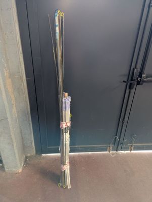 un poteau situé devant une porte