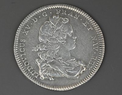 gros plan d'une pièce de monnaie sur laquelle figure une tête de femme