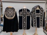trois robes noires et blanches exposées dans un magasin