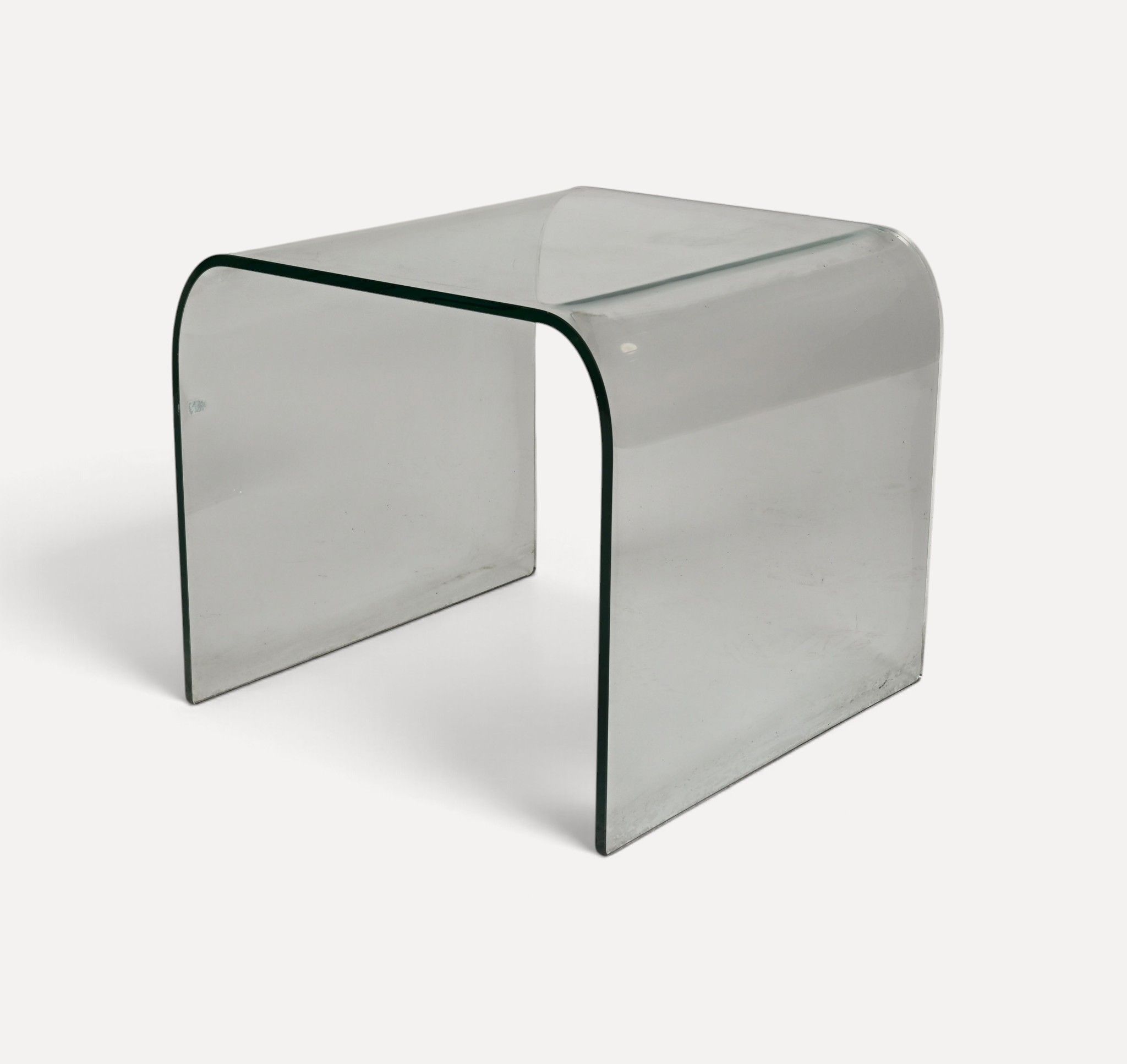 Table basse contemporaine en verre fumé.