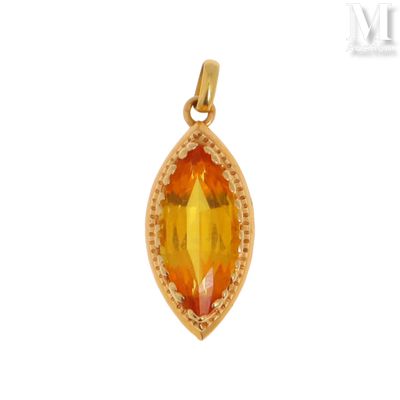 une photo d'un pendentif en or jaune orné d'une citrine facettée