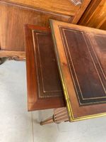 BUREAU plat reposant sur quatre pieds cannelés, ouvrant par … (photo 6)