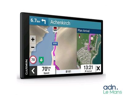 un gros plan d'un appareil GPS posé sur une surface blanche