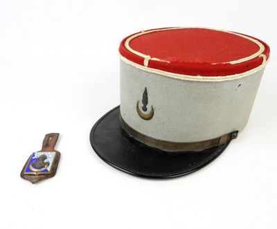 un chapeau et un téléphone portable posés sur une surface blanche