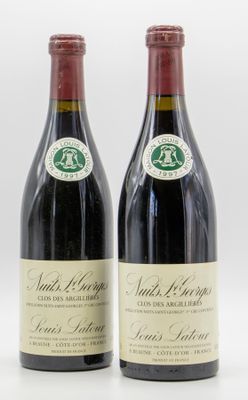 deux bouteilles de vin posées l'une à côté de l'autre sur une surface blanche