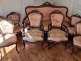 plusieurs chaises et un canapé dans une pièce