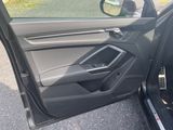une portière de voiture équipée d'un porte-gobelet