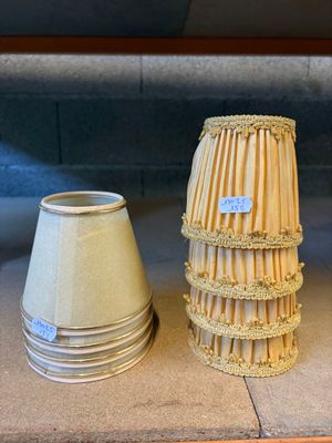 deux vases posés l'un à côté de l'autre sur une étagère