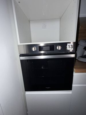 un four noir et blanc dans un coin de la cuisine