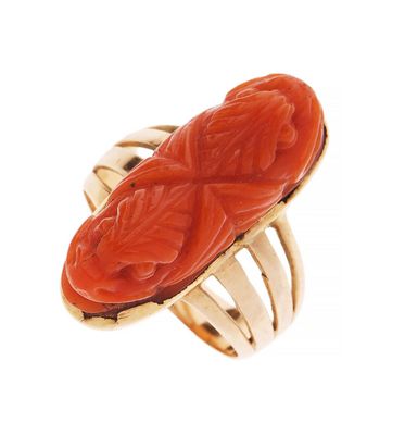 Gros plan sur une bague contenant une pierre orange