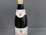une bouteille de vin posée sur une table