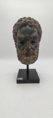 gros plan d'une statue d'un homme barbu