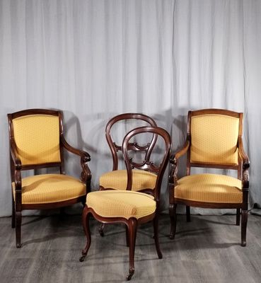 trois chaises avec un revêtement jaune, un revêtement jaune, un revêtement jaune, un revêtement jaune, un revêtement jaune, un revêtement jaune, un revêtement jaune, un revêtement jaune