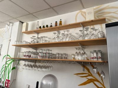 de nombreux verres sur les étagères au-dessus de l'évier