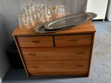 une commode en bois surmontée d'un plateau