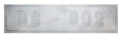 un gros plan d'une plaque métallique sur laquelle figure un numéro