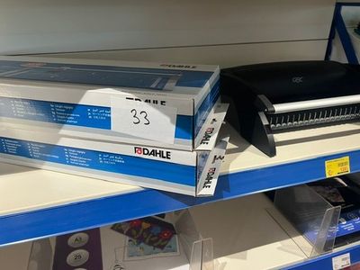 une imprimante posée sur une étagère dans un magasin