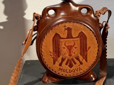 un vase en bois orné d'une image d'aigle