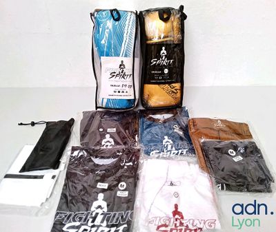 beaucoup de t-shirts sur la table
