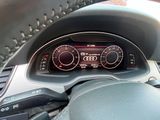 le tableau de bord d'une voiture, sur lequel figurent divers indicateurs et jauges