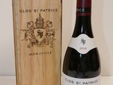 une bouteille de vin posée à côté d'une caisse en bois