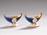 une paire de vases bleus et dorés, avec une horloge au milieu