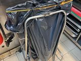 une poubelle au milieu d'une cuisine, avec un sac poubelle posé dessus