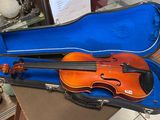 un violon dans un étui posé sur une table