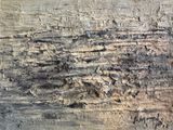 peinture abstraite représentant des lignes noires et blanches sur un mur de pierre
