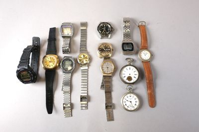 un grand nombre de montres posées sur une table