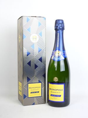la bouteille de champagne est à côté de la boîte sur la table