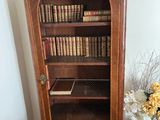 une grande bibliothèque en bois sur laquelle sont posés de nombreux livres