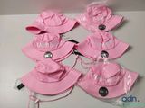 six bonnets roses portant l'inscription « habbaah »