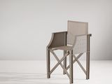 une chaise en bois avec une structure métallique posée sur une surface blanche