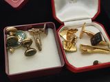 trois paires de montres-bracelets et une paire de montres-bracelets dans un coffret rouge