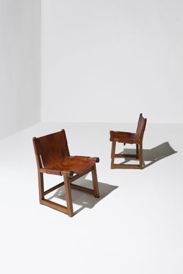 deux chaises en bois dans une pièce blanche aux murs blancs