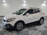 un SUV Buick blanc garé dans un garage dont le sol est en damier