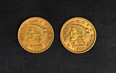 deux pièces d'or, dont l'une représente la tête d'une femme et l'autre celle d'un