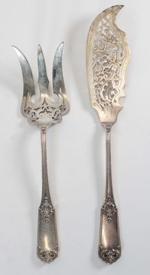 deux cuillères et une fourchette sur une surface blanche