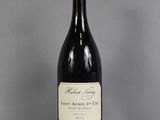 la bouteille de vin est posée sur une table en verre