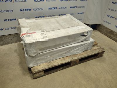 deux matelas empilés sur une palette devant un mur