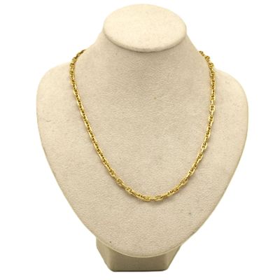 gros plan d'un mannequin portant un collier