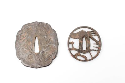 Lot de deux tsubas : - Nagamaru gata tsuba à décor en ajouré…