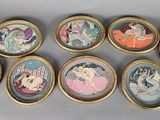 six petits tableaux ovales représentant des femmes et des chats, dans un cadre doré