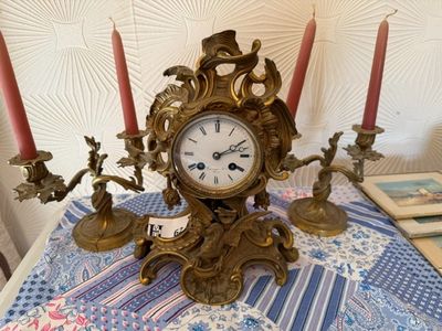 Ensemble comprenant une pendule en bronze de style rocaille …