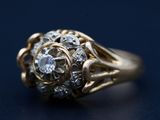 un gros plan d'une bague en diamant posée sur une surface bleue