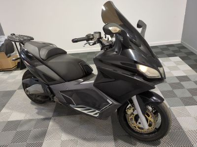 une photo d'une moto noire garée dans un garage