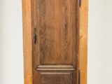 un petit meuble en bois surmonté d'une porte