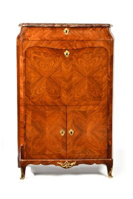 une commode ancienne comportant deux portes et deux tiroirs de chaque côté